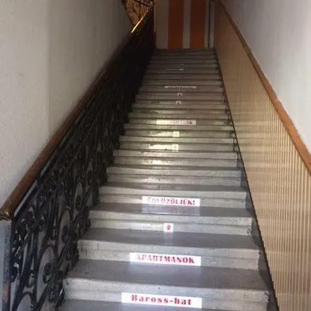 Baross-hat Apartmanhaz شقة